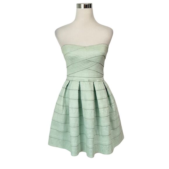 Jun & Ivy Dress Womens Medium Strapless Textured Fit Flare Pleated Mini - Picture 1 of 10